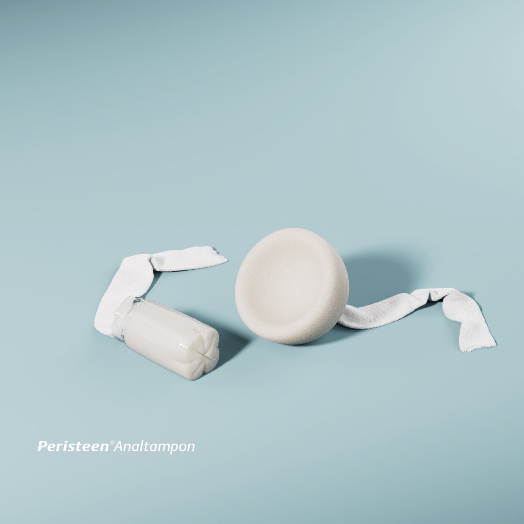 Peristeen Analtampon von Coloplast: ein kleiner weißer Tampon aus Schaumstoff neben seiner Verpackung